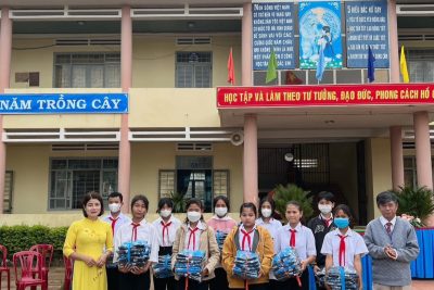 Cô giáo Nguyễn Thị Thuỷ trao quà hỗ trợ cho học sinh trường THCS Ea Bhốk